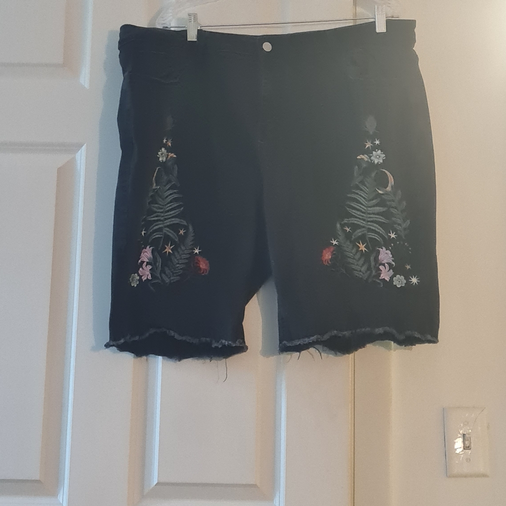 ROMWE Black Women's High-Rise Denim Shorts with Floral Embroidery